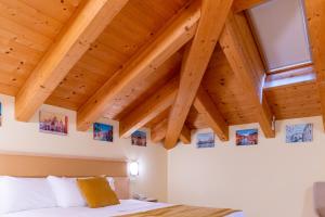 a room with a bed and a wooden ceiling at Hotel Autoespresso Venice - Atika & Atif in Marghera