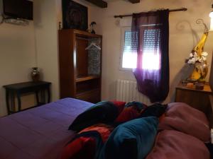 - une chambre avec un lit et une fenêtre dans l'établissement Raices, à Robledondo