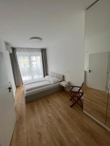 布拉提斯拉瓦的住宿－Sundeck City Centre Apartment，带沙发和窗户的客厅