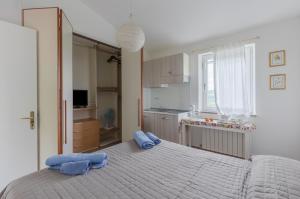 Un dormitorio con una cama grande con almohadas azules. en Oak House Apartments with parking en Perugia