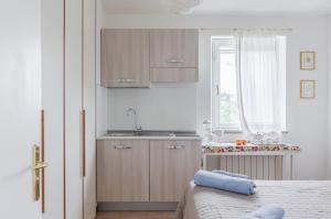 cocina con cama, fregadero y ventana en Oak House Apartments with parking en Perugia
