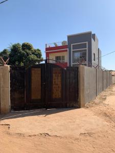 ein großes Tor vor einem Haus in der Unterkunft Marie's residence in Medina Suware Kunda