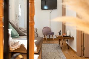een slaapkamer met een bed en een tafel met een stoel bij Zoe's apartment in Zakynthos