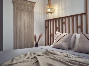 ラガナスにあるCassiopeia Rooms & Suitesのベッドルーム1室(毛布、シャンデリア付)