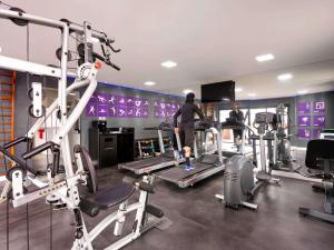 a gym with tread machines and two women in the gym at Mercure Sao Paulo Pamplona in Sao Paulo