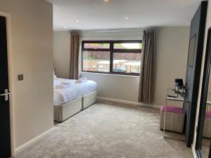 1 dormitorio con cama y ventana en Hunley Golf Club en Saltburn-by-the-Sea