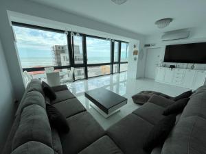 Atpūtas zona naktsmītnē Luxury apartment with sea view