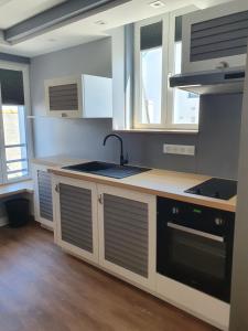 Кухня или мини-кухня в Appartement Acadie
