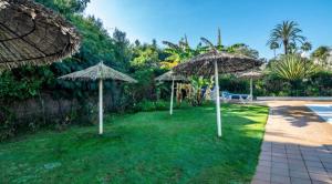 Κήπος έξω από το Sotogrande Duplex near Polo, best pool view, 2 pools, full south, 7 drive to beaches and Port