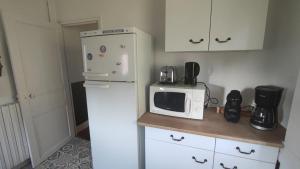 Kuchnia lub aneks kuchenny w obiekcie Maison des années 30 - Vic-Sur-Cère - 4 personnes