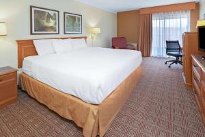 una camera d'albergo con un grande letto e una TV di La Quinta by Wyndham Salt Lake City - Layton a Layton