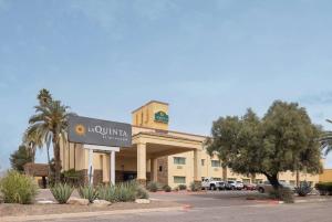 ein Hotelgebäude mit einem Schild davor in der Unterkunft La Quinta by Wyndham Tucson - Reid Park in Tucson