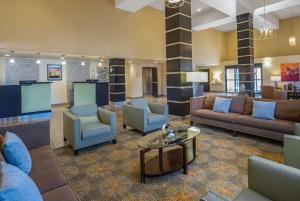 um átrio com sofás e cadeiras e uma mesa em La Quinta by Wyndham Tucson - Reid Park em Tucson