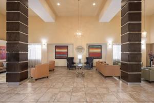 hol szpitala z krzesłami i stołem w obiekcie La Quinta by Wyndham Tucson - Reid Park w mieście Tucson