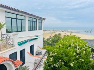 una vista sulla spiaggia dal balcone di una casa di Hotel Piccolo Paradiso Del Gargano a Rodi Garganico