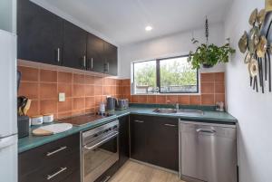 Η κουζίνα ή μικρή κουζίνα στο Tui Cottage