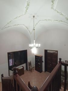 sala de estar con techo con lámpara de araña en Meraviglie Salentine, en Lequile
