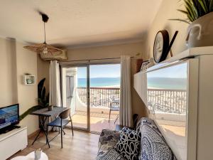 uma sala de estar com vista para o oceano em ALBATROS 12-B estudio con vista mar em Empuriabrava