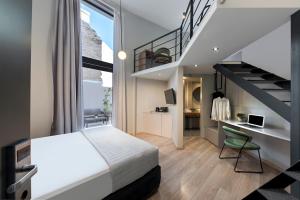 雅典雅典美宿酒店的一间卧室设有一张床和一个楼梯