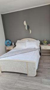 sypialnia z białym łóżkiem i 2 szafkami nocnymi w obiekcie Vila Mondi w mieście Eforie Nord