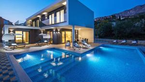 ein großer Pool vor einem Haus in der Unterkunft Stylish villa near Dubrovnik with a swimming pool in Mlini
