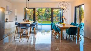 a kitchen and dining room with a table and chairs at Stylish villa near Dubrovnik with a swimming pool in Mlini