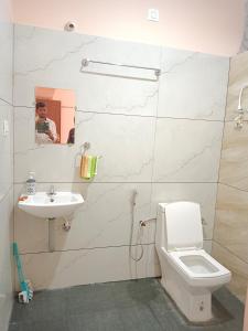 チクマガルールにあるNidagodu Homestayのトイレと洗面台付きのバスルーム