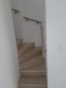 eine Treppe mit Holzböden und weißen Wänden in der Unterkunft Luxury flat with amazing view INES in Kotor