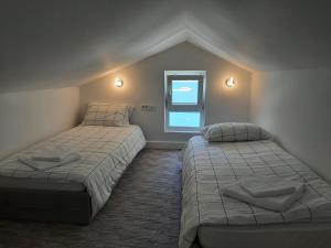 1 Schlafzimmer mit 2 Betten und einem Fenster in der Unterkunft Luxury flat with amazing view INES in Kotor