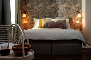 une chambre avec un lit et un mur dans l'établissement New Cute Studioapartment in Ljubljana + Free bikes, à Ljubljana