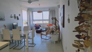 eine Küche und ein Esszimmer mit einem Tisch und Stühlen in der Unterkunft STAY Kapparis View Apartment in Paralimni