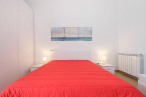 ein Schlafzimmer mit einem roten Bett mit einer roten Decke in der Unterkunft Casa Vacanza Messina in Messina