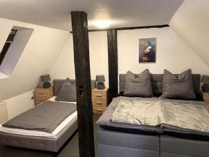 1 dormitorio con 2 camas individuales en un ático en Northeim II, en Northeim