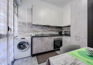 una cucina con lavatrice e lavatrice di NUOVO BILOCALE VISTA MARE a Savona