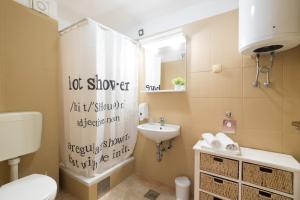uma casa de banho com um WC e um lavatório em Hotel Rooms Roccia em Novigrad Dalmatia