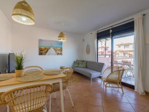 ein Wohnzimmer mit einem Tisch, Stühlen und einem Sofa in der Unterkunft Private Terrace Majanicho Home -Garden & Pool in La Oliva