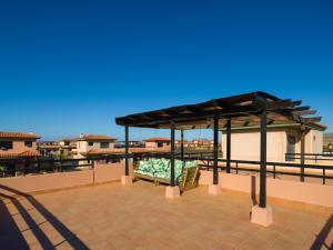 einen Pavillon auf dem Dach eines Hauses in der Unterkunft Private Terrace Majanicho Home -Garden & Pool in La Oliva