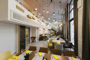 a restaurant with tables and chairs in a room at Hotel Splendid Ruse in Ruse