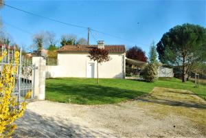 a house with a gate in a yard at COQUETTE MAISON in Tocane-Saint-Apre +6 photos