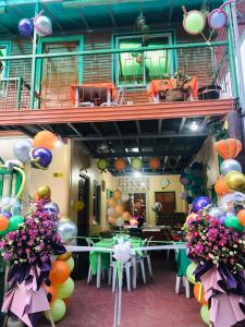 een kamer met ballonnen en tafels bij Ianka & Enio Dream Suites in Digos