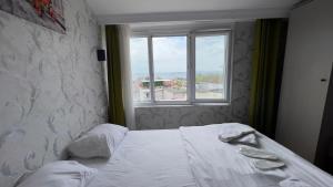 Ένα ή περισσότερα κρεβάτια σε δωμάτιο στο The Lola Hotel