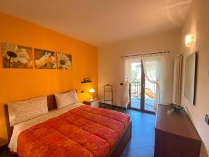 韦尔卡纳Giardino di Maria - Tulipano Panoramawohnung (OG)的一间卧室，配有一张床和一扇通往露台的门