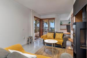 ein Wohnzimmer mit einem Sofa und einem Tisch in der Unterkunft LA GOLA APARTMENT, First-line Beachfront, Newly Refurbished in Port de Pollença