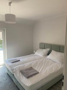 ein Bett mit zwei Handtüchern darauf in einem Schlafzimmer in der Unterkunft Apartament Daleszyce in Daleszyce