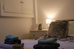 Tempat tidur dalam kamar di Maidstone Best 1 Bed City Centre Flat - Fast Wi-Fi