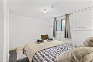 a bedroom with a bed and a window at Maidstone Best 1 Bed City Centre Flat - Fast Wi-Fi in Maidstone