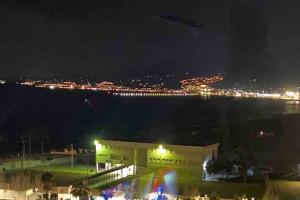 ein Gebäude in der Nacht mit einer Stadt im Hintergrund in der Unterkunft Torrenueva con vistas al mar in Torrenueva