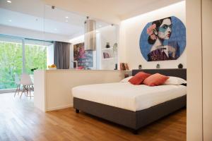 Schlafzimmer mit einem Bett mit Wandgemälde in der Unterkunft Marina Gardens Boutique&Suites in Francavilla al Mare