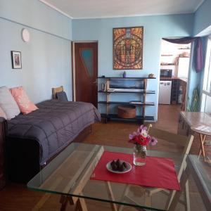 uma sala de estar com um sofá e uma mesa de centro em Hermoso monoambiente con vista al mar en La Perla , Mar del Plata em Mar del Plata