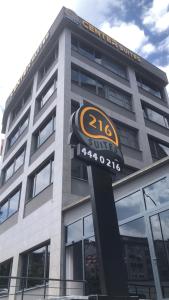 un edificio con una señal delante de él en 216 Center Suite, en Estambul
